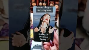 Leia mais sobre o artigo Someone from your past is still holding on to you #tarot #tarotreading #psychictarot