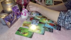 Leia mais sobre o artigo 💟💫💬 SUS PENSAMIENTOS Y SENTIMIENTOS POR TI + CANALIZACIÓN 💬💫💟 Tarot Interactivo Amor Hoy