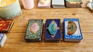 Leia mais sobre o artigo Výklad karet🃏Co přinese úplněk ve Štíru💓🙌  24. 5. 2024