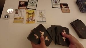 Leia mais sobre o artigo AKLINDAKİ KİŞİ VE SEN NE DÜŞÜNÜYOR NE HİSSEDİYORSUNUZ? #tarot