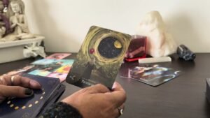 Leia mais sobre o artigo VIENE A PEDIRTE PERDÓN TU INTUICIÓN EVITARÁ UN ROBO #tarot #tarotgratis #interactivo
