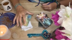 Leia mais sobre o artigo Sana dair neleri bastırıyor? Neler Saklıyor? Azizenin Sırrı ? Tarot Açılımı @aysegulerginkids 💗