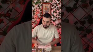 Leia mais sobre o artigo Te espía? #tarot #tarotegipicio