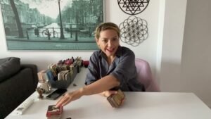 Leia mais sobre o artigo 🔮AKLINDAKİ KİŞİ SEVİYOR MU? ÖZLÜYOR MU? PİŞMAN Mİ?#tarot #fal #aklımdakikişitarot #viralvideo