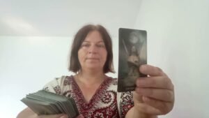 Leia mais sobre o artigo OMG! A cerut o etalare in tarot despre tine! Acum stie tot!!