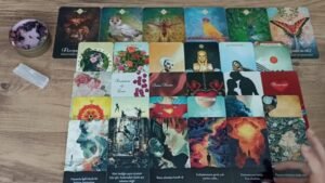 Leia mais sobre o artigo Ondaki Sen… Seni Nasıl Anlatırdı? Senden Beklentileri Neler? Tarot