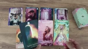 Leia mais sobre o artigo Tam Şu Anda Neler Hissediyor? Tarot