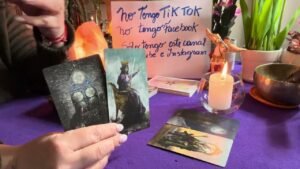 Leia mais sobre o artigo TE QUEDARÁS SORPRENDID@ CON ESTO❗️SE VIÓ EL TAROT Y LO QUE LE DIJERON DE TI LO DEJÓ EN SHOCK ❗️