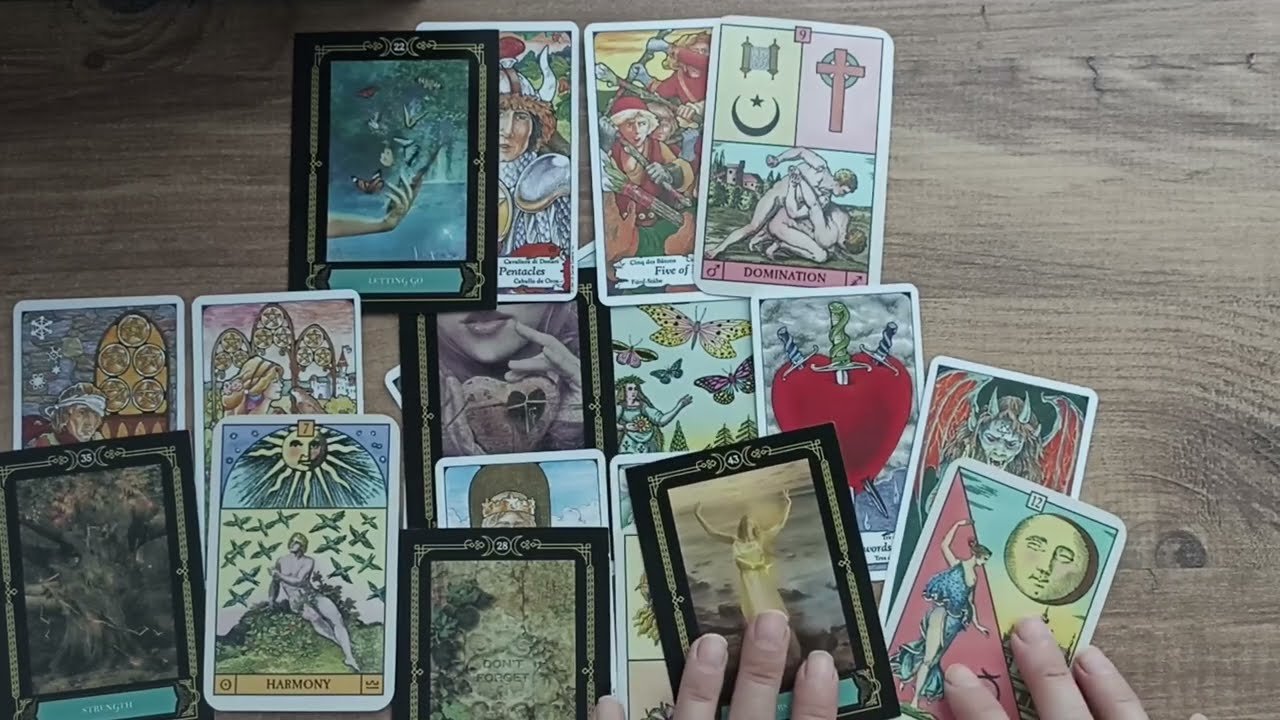 No momento, você está visualizando Aklındaki Kişi Kelt Açılımı Tarot