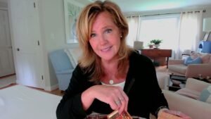 Leia mais sobre o artigo Your Daily Tarot Reading : Your LIGHT Is POWERFUL Now, Truth Teller | Spiritual Path Guidance