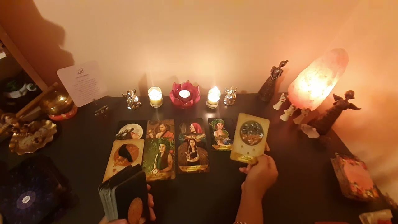 No momento, você está visualizando Aklımdaki kişi ŞUANDA benim hakkımda ne düşünüyor, Ne hissediyor-ANLIK TAROT AÇILIMI