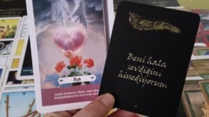 Leia mais sobre o artigo AKLINDAKİ KİŞİ❤ 💌SENİN İLE İLGİLİ HANGİ KARARI ALDI❤ 🧿💯#tarotfalı #aklımdakikişihakkımdanedüşünüyor