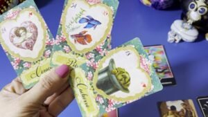 Leia mais sobre o artigo ⭐🛞Como sou OBSERVADA👀 atualmente por ELE (A)!🔮 | TAROT E CARTAS CIGANAS