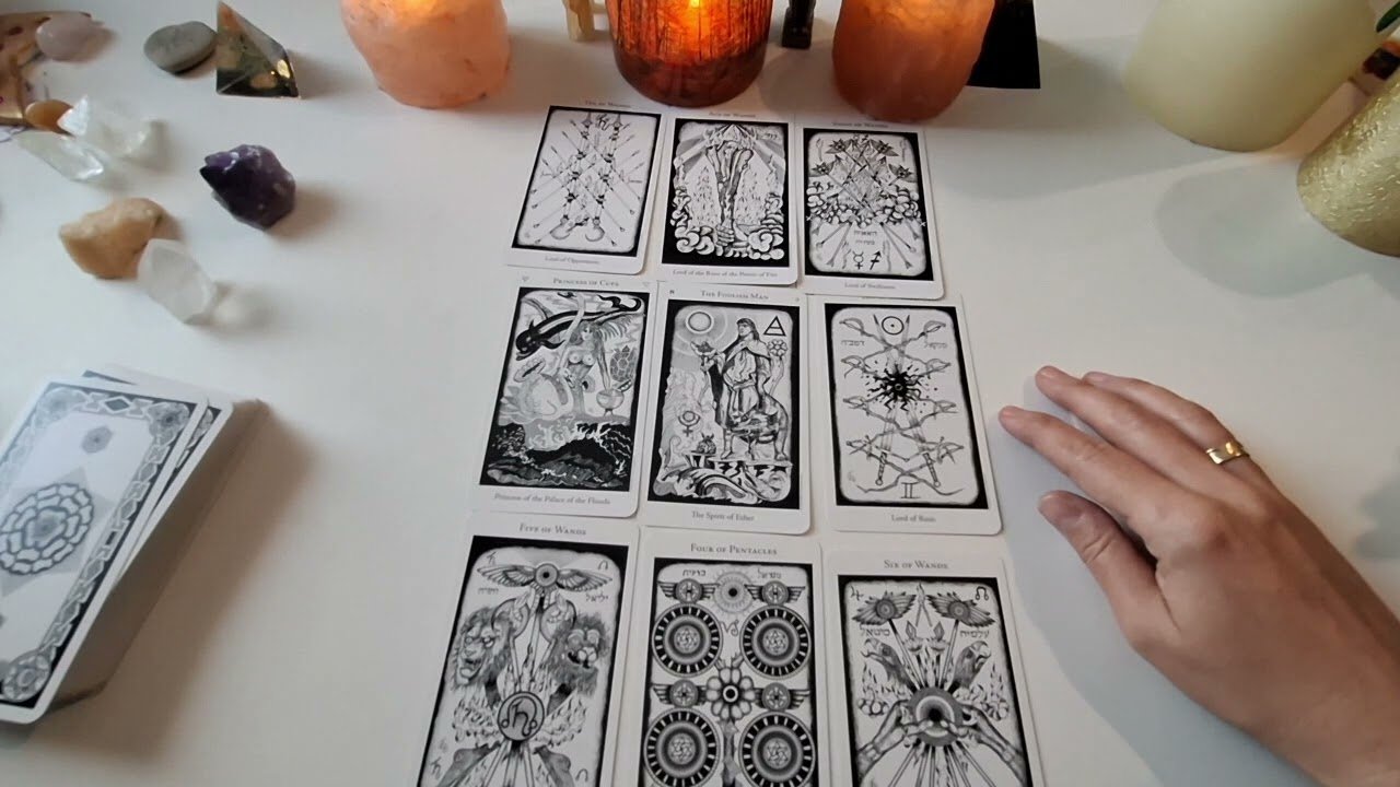 No momento, você está visualizando Halak ♓️, Novemberi Tarot Üzenet 2024, Rózsaszín szemüveg