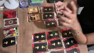 Leia mais sobre o artigo SANA NE SÖYLEMEK İSTİYOR / NE DÜŞÜNÜYOR / SİZİ NELER BEKLİYOR / GENEL TAROT AÇILIMI #aklımdakikişi