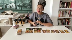 Leia mais sobre o artigo 💯SESSİZLİĞİN ONU NASIL ETKİLİYOR ? #tarot #tarotacilimi #aklımdakikişitarot #evlilik #viralvideo