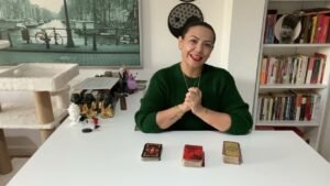 Leia mais sobre o artigo 💯AKLINDAKİ KİŞİ SENDEN NE GİZLİYOR ? SOHBETİLİ MUHABBETLİ AÇILIM 🔮#tarot #aklımdakikişitarot #aşk