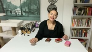 Leia mais sobre o artigo 💯AKLINDAKİ KİŞİ SANA NEYİ ÖĞRETMEK İÇİN HAYATINA GİRDİ? #tarot #tarotreading #tarotfali #aşkfalı