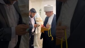 Leia mais sobre o artigo Farsi Tarot  ازدواج سنتی داماد غش کرد🤣