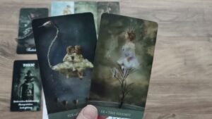 Leia mais sobre o artigo Sessizliğin Onu Nasıl Etkiliyor? Sessizliği Bozacak mı? Tarot