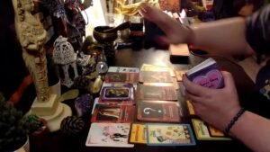 Leia mais sobre o artigo TAM DA ŞU AN (Tıkladığın andaki enerji geçerlidir) SENLE İLGİLİ NE DÜŞÜNÜYOR? NE HİSSEDİYOR?!?