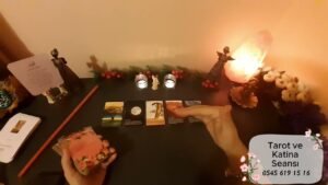 Leia mais sobre o artigo Aklınızdaki Kişinin Hayatında Senin Bilmediğin Neler Oluyor? 😯Çok Şaşıracaksınız😯 Tarot