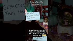 Leia mais sobre o artigo BEING YOURSELF ATTRACTS MANY LOVERS  #tarot #soulmate #trending #shorts