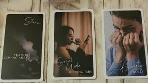 Leia mais sobre o artigo KTO O TOBIE MYŚLI ? 💜💔🥰 -wybierz karte #tarot
