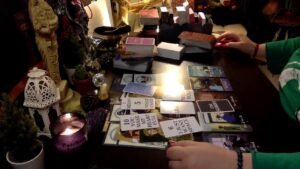 Leia mais sobre o artigo O, ŞU AN NE DURUMDA? NEYLE/KİMİNLE MEŞGUL OLUYOR? SANA DAİR DÜŞÜNCESİ, DUYGUSU, NİYETİ N’OLDU?