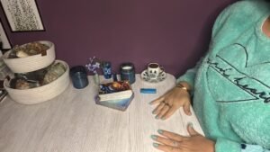 Leia mais sobre o artigo Senden Neler Gizliyor? Azizenin Sırrı Tarot Açılımı