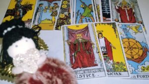Leia mais sobre o artigo 🎄Te simți SINGUR(Ă) de SĂRBĂTORI❓🎄 Hai să stăm împreună câteva momente 🔺 spiritualitate 🔺 tarot 🔺