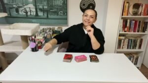 Leia mais sobre o artigo ❤️‍🩹AKLINDAKİ KİŞİ PİŞMAN MI? #tarot #aklımdakikişitarot #tarotacilimi #tarotfali #yasakaşktarot