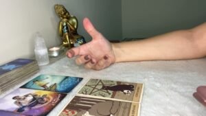 Leia mais sobre o artigo Essa pessoa ainda está no MEU CAMINHO ou esse AFASTAMENTO é definitivo? Tarot 🔮❤️