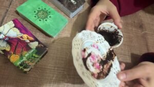 Leia mais sobre o artigo ÖNCE HABERİ GELİYOR SONRA KENDİSİ GELİYOR / GENEL KAHVE TAROT FALI #tarot #kahvefalı #sufalı