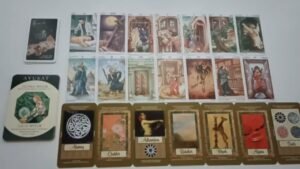 Leia mais sobre o artigo Seni Nasıl Görüyor?💕Geçmiş/Şimdi/Gelecek Tarot