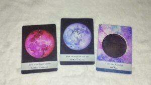 Leia mais sobre o artigo Tarot | Chọn tụ bài: Ánh sáng của bạn vô tình thu hút được bao nhiêu nhóm người? 🌟🌈🌻 Tarot Xuân Thúy