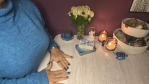 Leia mais sobre o artigo Sürprizler kapında? Bakalım onlar neler? #tarot  Açılımı