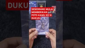 Leia mais sobre o artigo SESEORANG MULAI MEMBERIKAN FOTO KAMU KE SI DUKUN #tarot #tarotreading