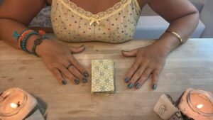 Leia mais sobre o artigo Aklımdaki kişinin aklı var mı? Varsa aklı bende mi? #tarot @aysegulerginvlog #9temmuz 🎂🥳🎁