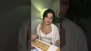 Leia mais sobre o artigo Aklındaki kişiden adım gelir mi❓💕#tarot #aboneol #ilişkiler