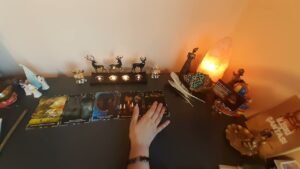 Leia mais sobre o artigo ❤️En Kıymetlim❤️ Aklımdaki Kişinin Duyguları Ne? Tarot Açılımı