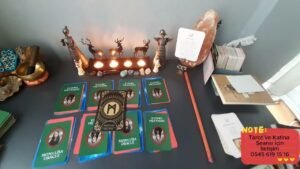 Leia mais sobre o artigo ⁉️Gerçek Niyeti Ortaya Çıktı.⁉️ Aklımdaki Kişi Ne Yapmak İstiyor? AMACI NE? Tarot Açılımı