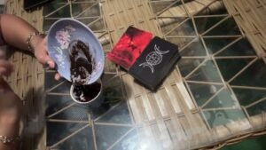 Leia mais sobre o artigo GÜVENMEN İÇİN ÇOK ÇABALAYACAK / GENEL KAHVE TAROT FALI #tarot #kahvefalı #sufalı #keşfet