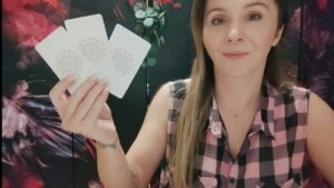 Leia mais sobre o artigo SE TEME CĂ NU APUCAȚI SĂ VORBIȚI ♦️ DOUĂ DRUMURI ♦️ #etalare #tarot #horoscop #zodii