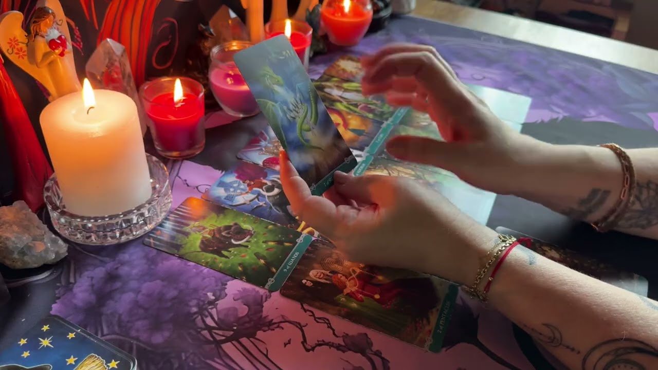 No momento, você está visualizando 😲Tento muž prichádza, aby Ti povedal, čo má na srdci❤️Vie, že Ti dlží mnohé odpovede🌠#výkladkaret