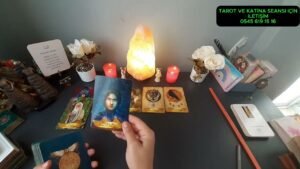 Leia mais sobre o artigo ⁉️Geçmişi Artık Bitiriyor⁉️Onun Hayatında Neler Oluyor? Aklımdaki Kişi Neler Yapıyor? Tarot