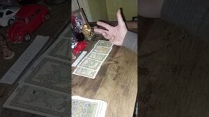 Leia mais sobre o artigo Previsões para todos os Signos no Tarot para o dia 31 de Outubro de 2025.#tarot