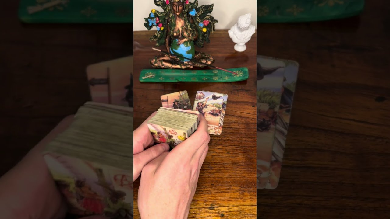 No momento, você está visualizando Tem alguém admirando a sua felicidade de longe!#tarot #felicidade #admirador #tarotafetivo