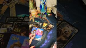 Leia mais sobre o artigo САМА НУЖДАЕТСЯ В ПОМОЩИ#shorts #таро #гадание #tarot