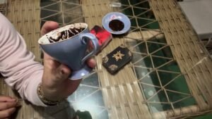 Leia mais sobre o artigo SÖZLERİYLE SENİ BULUTLARIN ÜZERİNE ÇIKARIYOR / GENEL KAHVE TAROT FALI #tarot #kahvefalı #sufalı